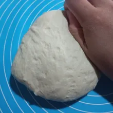 Diamkan adonan di dalam wadah, tutup dengan plastik. Biarkan selama 30 menit atau hingga adonan mengembang 2 kali lipat. Kempeskan adonan lalu uleni 1 hingga 2 menit saja.