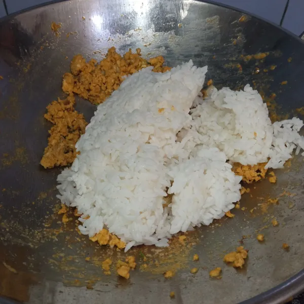 Selanjutnya masukkan nasi, aduk kembali hingga tercampur rata.