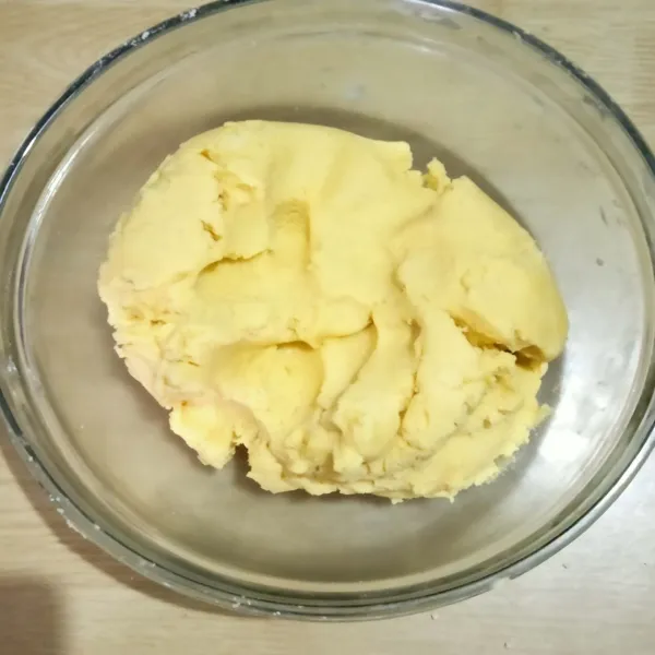 Masukkan kuning telur dan susu kental manis, lalu uleni hingga rata.