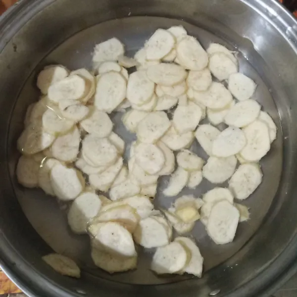 Setelah irisan pisang dicuci, lalu rendam dengan air garam selama 30 menit.