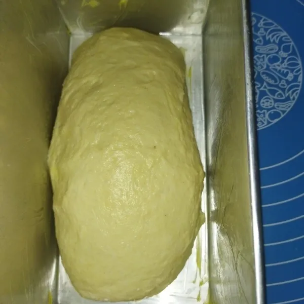 Lalu oles loyang roti tawar dengan margarin, lalu masukkan adonan kedalam loyang, tutup adonan dengan serbet bersih, istirahatkan kembali selama 1 jam.