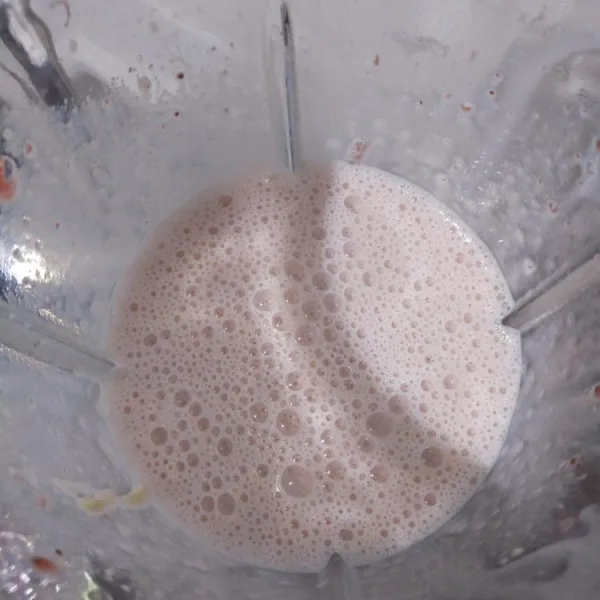 Lalu blender susu cair, selai strawberry dan keju oles hingga rata dan lembut.