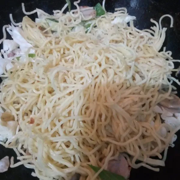 Masukkan mie basah. Beri sedikit air. Aduk rata.