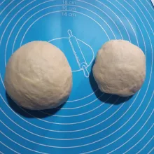 Bagi adonan menjadi 2 bagian sesuai dengan ukuran loyang pizza, bulatkan adonan.