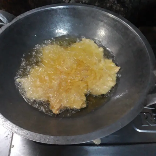 Goreng sedikit adonan, kemudian cicipi rasanya. Goreng hingga semua adonan habis. Kemudian sajikan dengan cabai rawit dan atau saus sambal.