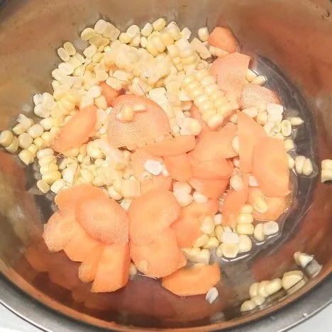 Siapkan juga wortel dan jagung manis.