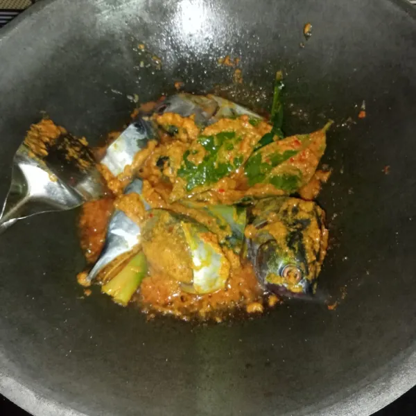 Masukkan ikan dan aduk-aduk hingga tercampur rata.