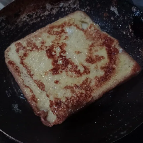 Masak hingga kedua sisi matang, angkat dan lakukan hal yang sama ke roti tawar yang satunya.