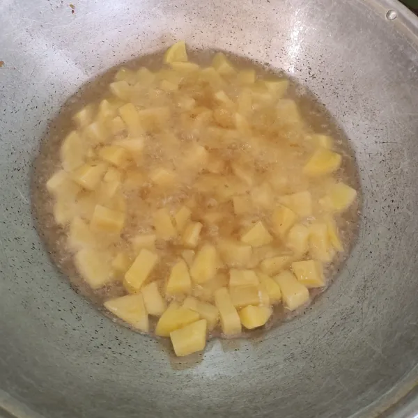 Panaskan wajan, lalu goreng kentang hingga matang kecokelatan. Setelah itu angkat dan sisihkan.