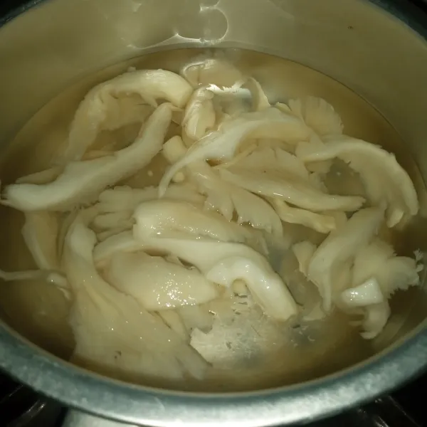 Rebus air secukupnya. Rendam jamur tiram yang sudah disuwir kasar. Kemudian bilas dan peras.