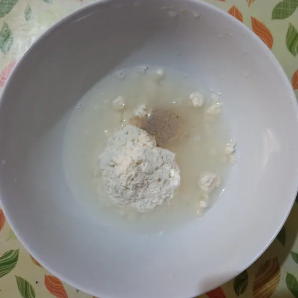 Campur tepung terigu, garam, penyedap jamur, lada bubuk dan air, aduk hingga rata.