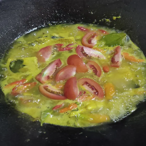Terakhir masukkan potongan tomat, masak hingga mendidih. Lalu angkat dan sajikan.