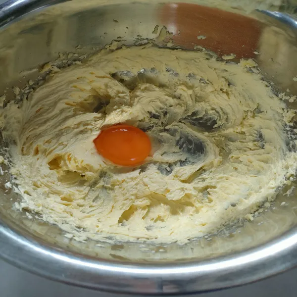 Masukkan kuning telur dan mixer sebentar, hanya sampai tercampur saja.