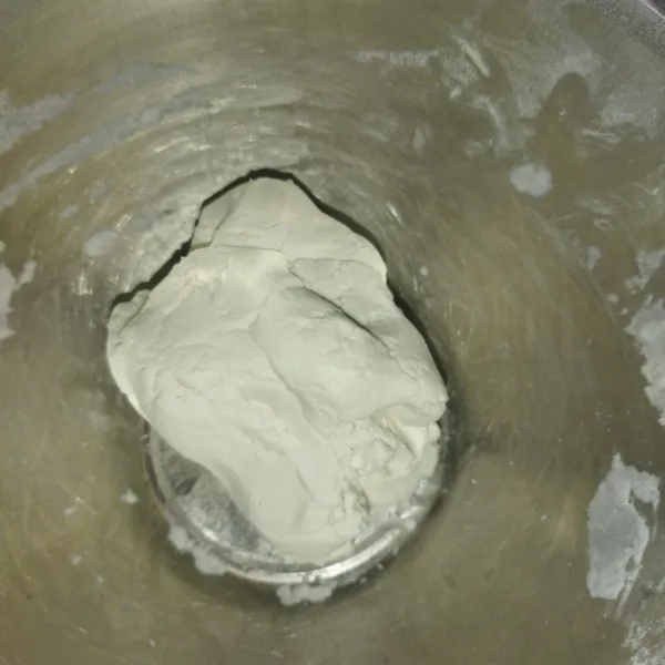 Membuat candil : siapkan wadah, masukkan tepung ketan putih, tepung beras, dan garam, aduk rata. Lalu masukkan air hangat sedikit demi sedikit, hingga adonan bisa dibentuk. Lalu bentuk adonan berbentuk bulatan sebesar kelereng.