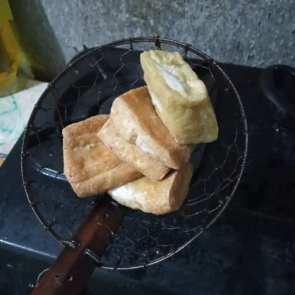 Goreng tahu hingga berkulit, tiriskan.
