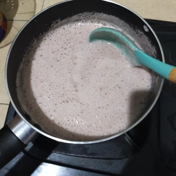 Masukan susu strawberry, masak di atas api kecil hingga meletup-letup.