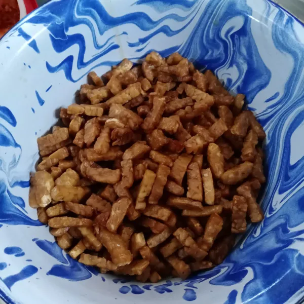 Iris tempe seperti balok kecil, goreng setengah matang. Angkat dan sisihkan.