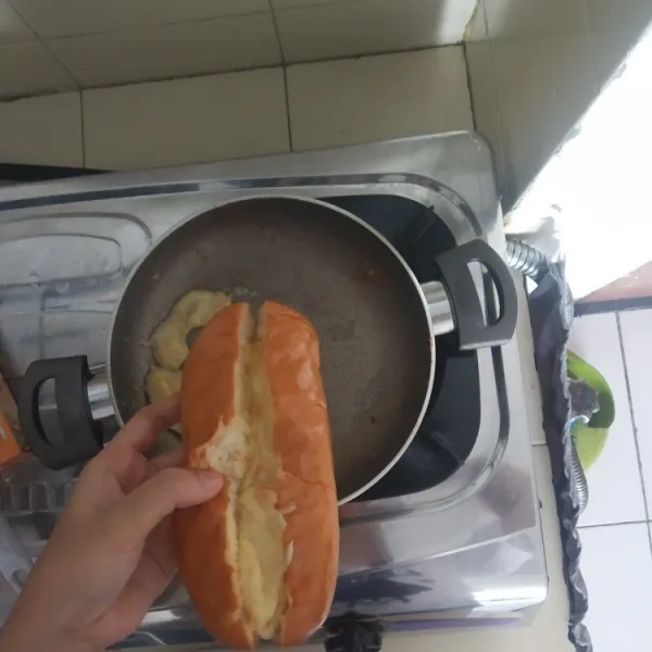 Olesi roti dengan keju quick melt.