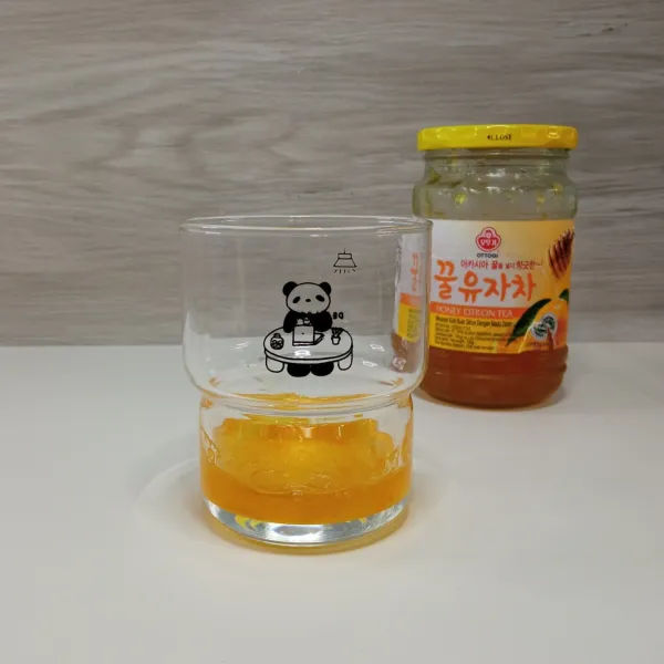 Tuang honey citron dalam gelas.