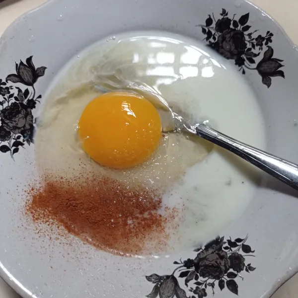 Kocok hingga rata telur, susu cair, kayu manis bubuk, dan gula pasir.