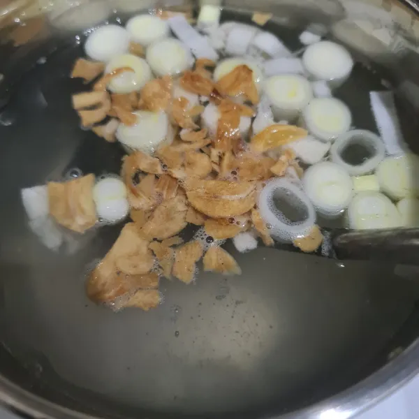 Tambahkan bawang putih goreng.