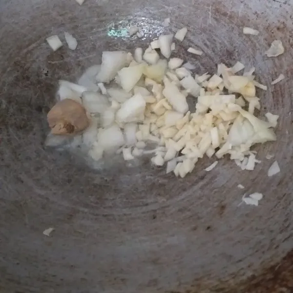 Tumis bawang putih, bawang bombay dan jahe yang sudah dimemarkan hingga harum.