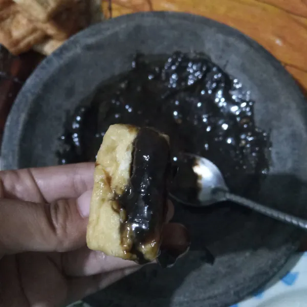 Belah bagian tengah tahu lalu isi dengan sambal petis.