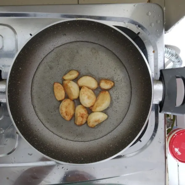 Panaskan wajan masak bawang putih sampai kecoklatan.