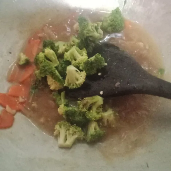 Masukkan larutan tepung maizena, lalu cicipi rasanya, jika sudah pas masukkan brokoli. Masak sebentar saja, lalu matikan api.