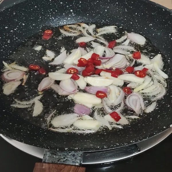 Panaskan mentega, tumis bawang merah, bawang putih dan cabe hingga layu.