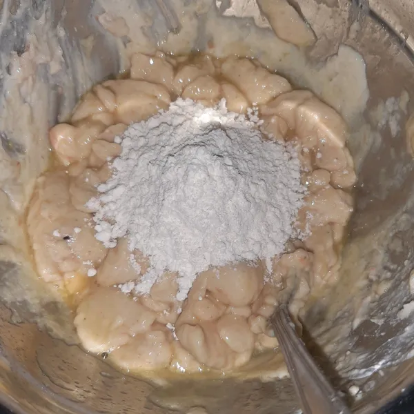 Tambahkan tepung terigu dan tepung beras.