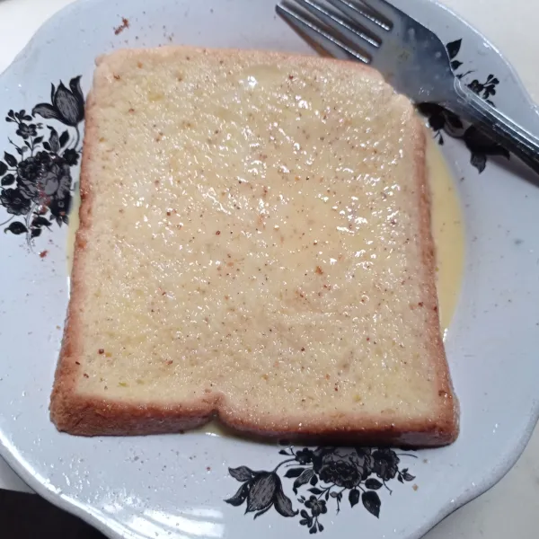 Celupkan roti tawar sampai terlihat basah.