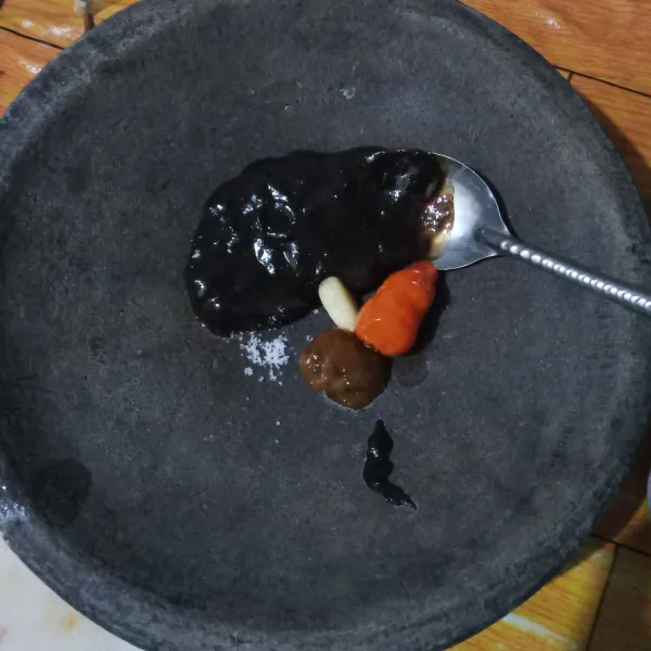 Haluskan petis, bawang putih, garam, cabai dan gula merah. Tuang air panas lalu aduk rata.