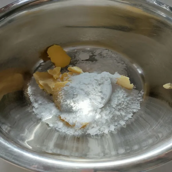 Mixer gula halus dan butter dengan kecepatan rendah selama 2 menit.