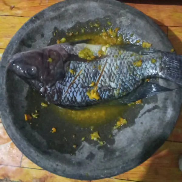 Lumuri ikan dengan bumbu marinasi. Diamkan selama 30 menit.