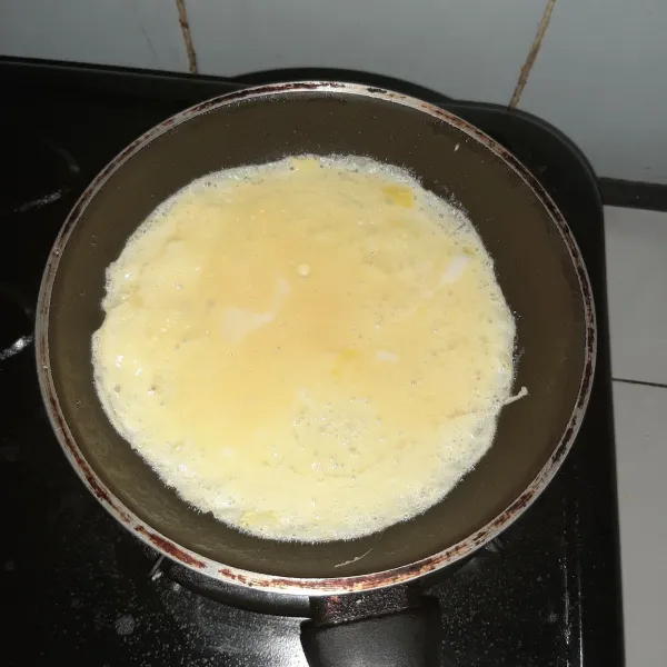Buat telur dadar tipis dan tidak terlalu gosong. Saya membuat 2 telur dadar ukuran 22 cm.