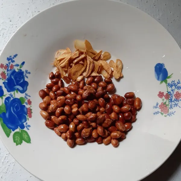 Goreng kacang tanah dan bawang putih.