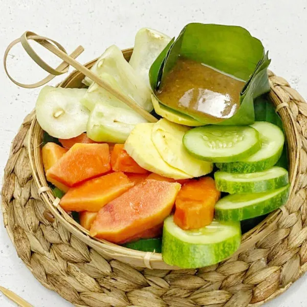 Cuci buah-buahan yang akan digunakan kemudian potong-potong dan letakkan dipiring saji. Sajikan bersama saus rujak manisnya.