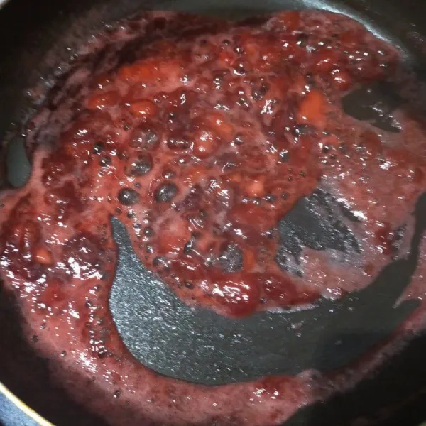 Masak bahan pasta strawberry hingga adonan jadi seperti selai. Sisihkan 1 sdm untuk menghias dinding cetakan. Dinginkan.