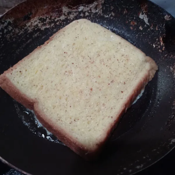 Panaskan 1/2 sdm margarin, lalu masukkan roti tawar yang sudah dicelupkan ke bahan celupan.