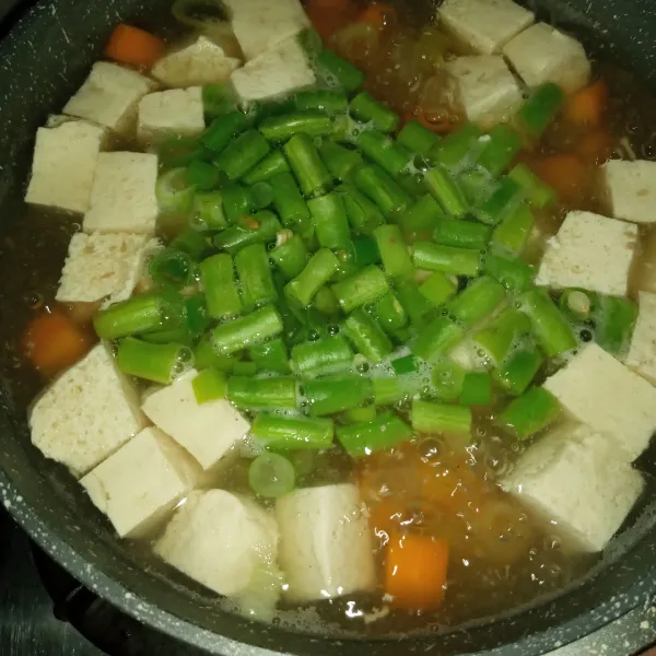 Masukkan buncis dan sisa daun bawang. Masak sampai sayuran cukup matang. Lalu cicipi rasanya dan siap disajikan.