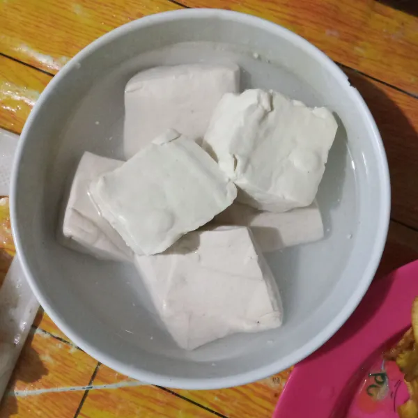 Rendam tahu dengan air dan garam, biarkan selama 15 menit.