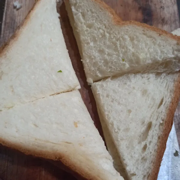Bagi roti tawar menjadi 4 bagian.
