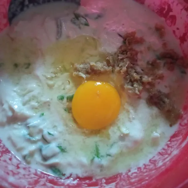 Tambahkan telur dan bumbu halus, aduk hingga semuanya tercampur rata, koreksi rasa.