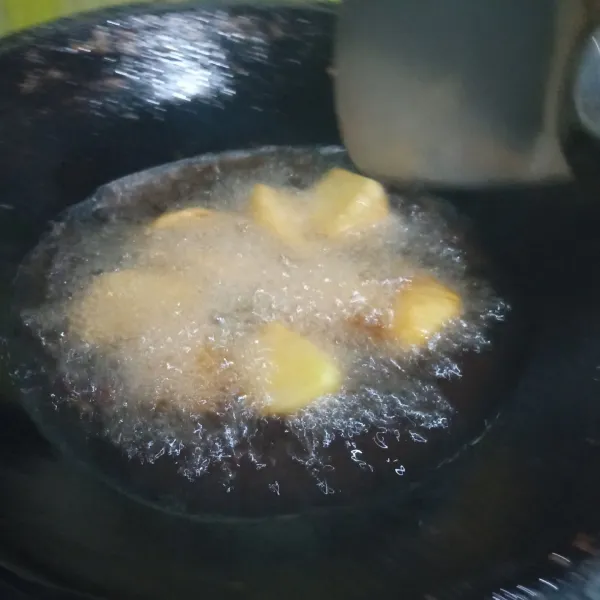 Kupas kentang, cuci bersih lalu goreng hingga kentang matang.