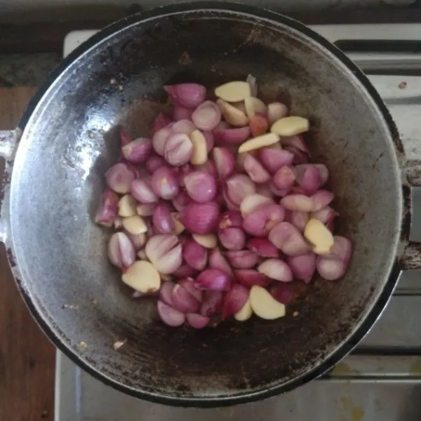 Goreng bawang merah dan bawang putih dengan minyak goreng hingga matang.