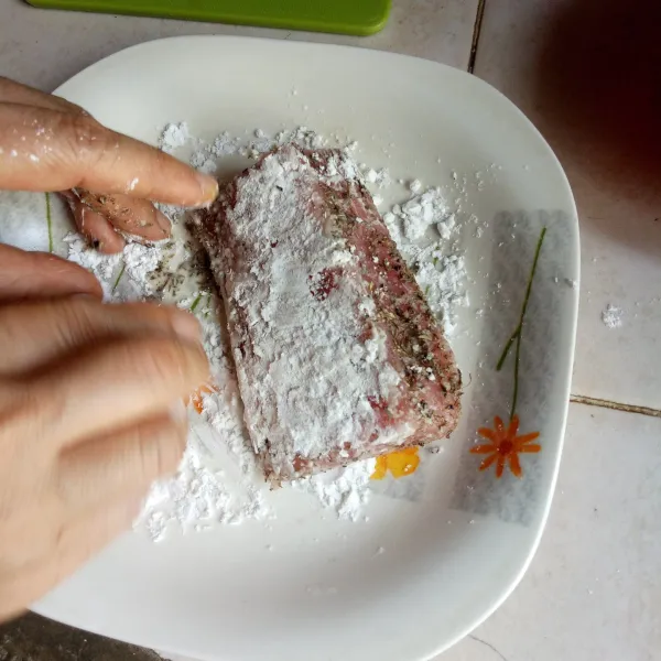 Siapkan maizena, baluri permukaan tuna dengan maizena