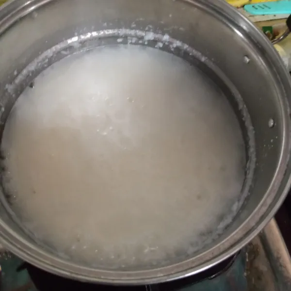 Masak nasi sisa didalam panci, tambahkan 1 gelas air.