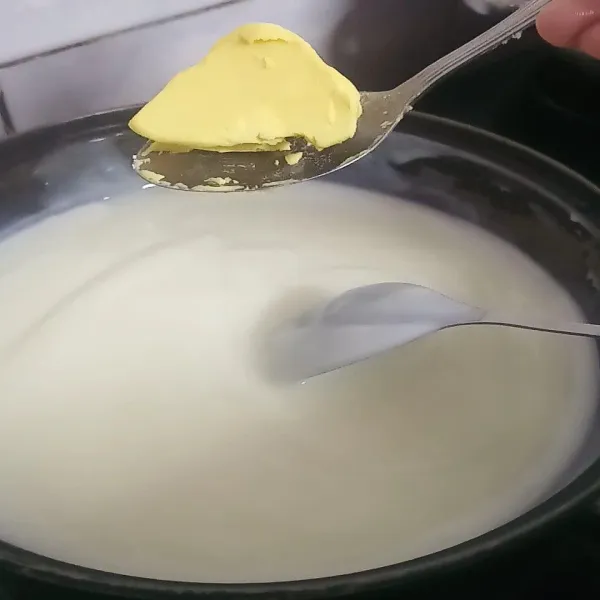 Terakhir masukkan 1 sdm margarin, lalu aduk rata. Kemudian sajikan dengan dessert favorit kamu.