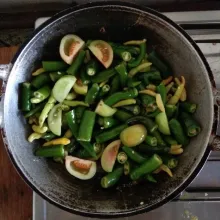 Goreng seluruh cabai dan juga tomat dengan minyak hingga matang.